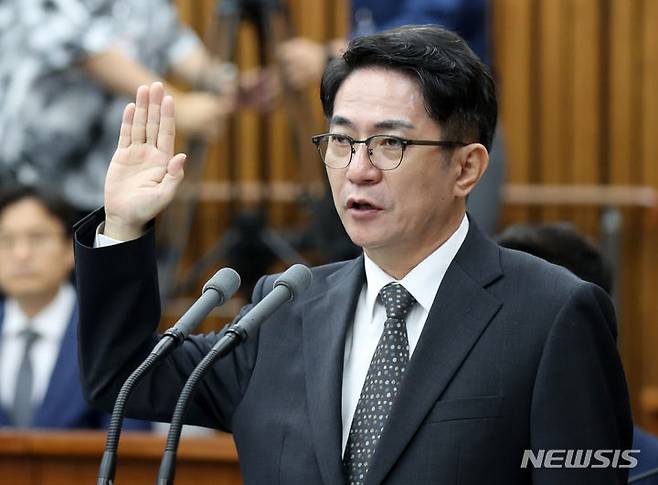 [서울=뉴시스] 고범준 기자 = 이균용 대법원장 후보자가 19일 오전 서울 여의도 국회에서 열린 인사청문회에서 선서하고 있다. 2023.09.19. bjko@newsis.com