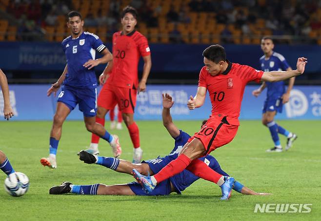 [진화(중국)=뉴시스] 고승민 기자 = 19일 중국 진화 스포츠 스타디움에서 열린 2022 항저우 아시안게임 남자축구 조별리그 E조 1차전 대한민국 대 쿠웨이트 경기, 후반전 조영욱이 일곱번째 골을 터뜨리고 있다. 2023.09.19. kkssmm99@newsis.com