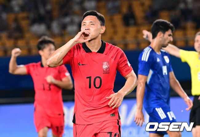 [OSEN=진화(중국), 최규한 기자] 19일 오후 중국 진화 스타디움에서 '제19회 항저우아시아게임' 남자축구 조별리그 E조 1차전 쿠웨이트와 대한민국의 예선 첫 경기가 열렸다.전반 한국 조영욱이 팀 두번째 골을 성공시킨 뒤 키스 세리머니를 펼치고 있다. 2023.09.19 / dreamer@osen.co.kr