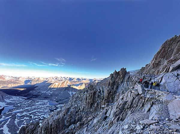휘트니산을 오르며 마주하는 시에라네바다산군들의 광활한 풍광은 힘든 산행의 위로가 된다.