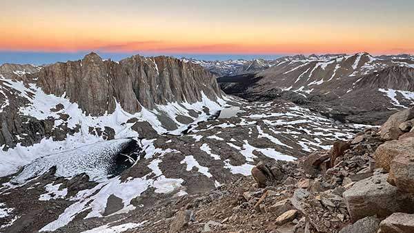 장엄하게 우뚝 선 마운트히치콕 주변이 붉은 여명으로 물들고 있는 모습은 산객들의 마음을 빼앗아간다.