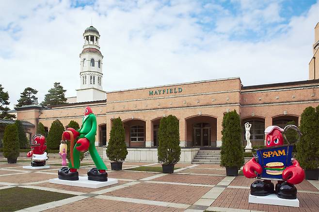 골버트 작품 전시.