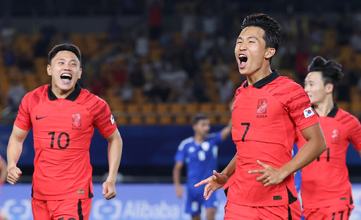 19일 오후 중국 저장성 진화시 진화스타디움에서 열린 항저우 아시안게임 남자축구 조별리그 1차전 한국과 쿠웨이트의 경기. 전반전 선제골과 네번째 골을 넣은 정우영과 두번째 골을 넣은 조영욱(왼쪽). 연합뉴스