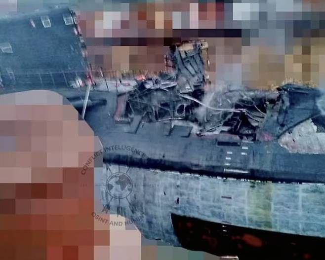 비영리조사단체인 분쟁정보팀(CIT)이 입수하고 공개한 사진은 지난 13일 우크라이나군이 사용한 영국제 스톰섀도 미사일에 파괴된 러시아군 신형 킬로급 잠수함인 로스토나도누호의 모습을 담고 있다