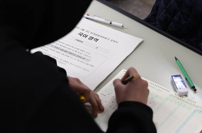 대학수학능력시험과 한국교육과정평가원 주관 모의평가 출제에 참여한 교사 24명이 유명 학원 등에 문제를 판 것으로 드러났다. ⓒ시사저널