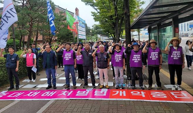 '중대재해처벌법 개악 저지' 결의대회 (수원=연합뉴스) 김솔 기자 = 19일 오후 경기 수원시 고용노동부 경기지청 앞에서 민주노총 등 시민사회단체 관계자들이 'SPC 그룹 허영인 회장 고발 기자회견'을 열고 있다. 2023.9.19