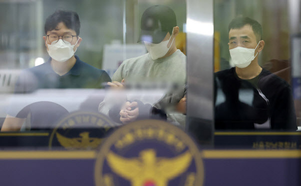 서울 강남에서 람보르기니 차량을 운전하던 중 주차 시비가 붙자 흉기로 행인을 위협한 남성 홍모(30)씨가 20일 송치되고 있다. (사진=뉴스1)