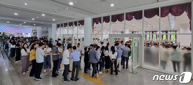 외식물가가 고공행진을 이어가고 있는 5일 대전시청에서 구내식당을 이용하는 직원들이 배식 차례를 기다리고 있다. 2023.7.5/뉴스1 ⓒ News1 김기태 기자