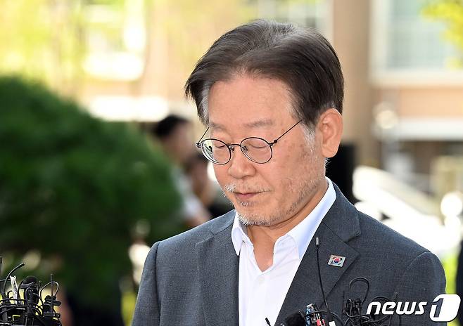 이재명 더불어민주당 대표가 쌍방울그룹 대북송금 의혹 관련 조사를 받기 위해 12일 오후 경기 수원시 영통구 수원지방검찰청에 재출석하고 있다. 이 대표는 지난 9일 '쌍방울 대북송금' 의혹 관련 피의자 신분으로 조사를 받다가 건강상의 이유로 조사 중단을 요구해 8시간 만에 조사를 마쳤다. (공동취재) 2023.9.12/뉴스1 ⓒ News1 김영운 기자