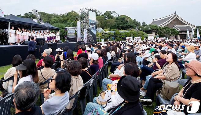 9월10일 서울 청와대 헬기장에서 열린 블루하우스 콘서트를 찾은 시민들이 공연을 즐기고 있다.  (국립심포니오케스트라 제공)2023.09.10/뉴스1