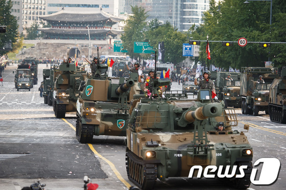 건군 제65주년을 맞아 10년만에 최대 규모의 국군의 날 행사가 벌어진 지난 2013년10월1일 오후 서울 숭례문에서 세종로까지 기계화부대 군장병들이 시가행진을 벌이고 있다. 2013.10.1/ ⓒ뉴스1