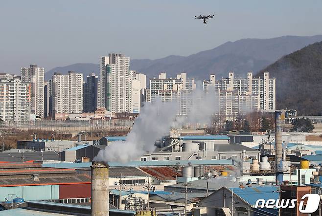 (대구=뉴스1) 남승렬 기자 = 대구지방환경청은 추석 연휴 기간을 전후해 21일부터 다음달 6일까지 환경오염 취약지역에 대한 감시와 순찰에 나선다. 사진은 2019년 12월 국립환경과학원과 대구환경청이 대구염색산업단지에서 최신기법을 이용한 새로운 환경감시체계 시연회를 여는 모습. 2019.12.19/뉴스1 ⓒ News1 공정식 기자