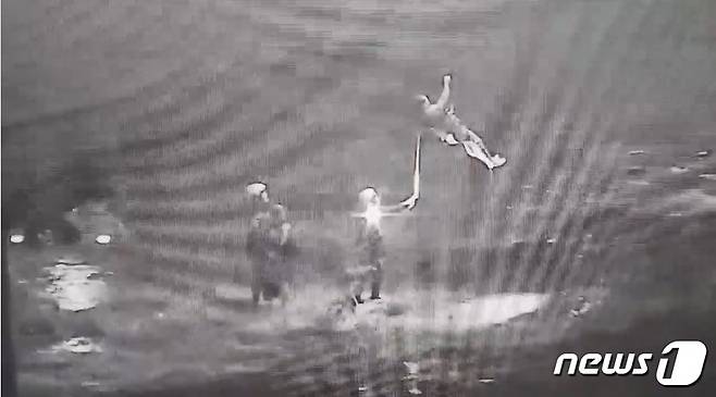 20일 오후 9시21분께 대전 서구 괴곡동 상보안 유원지 다리 밑에서 야영객 2명이 119 구조대에 의해 구조되고 있다.(대전소방본부 제공)/뉴스1