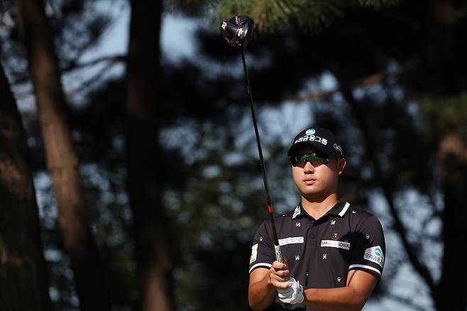 국가대표 조우영이 클럽72 오션코스에서 열린 신한동해오픈 2라운드에서 티샷을 준비하고 있다. 사진 | KPGA