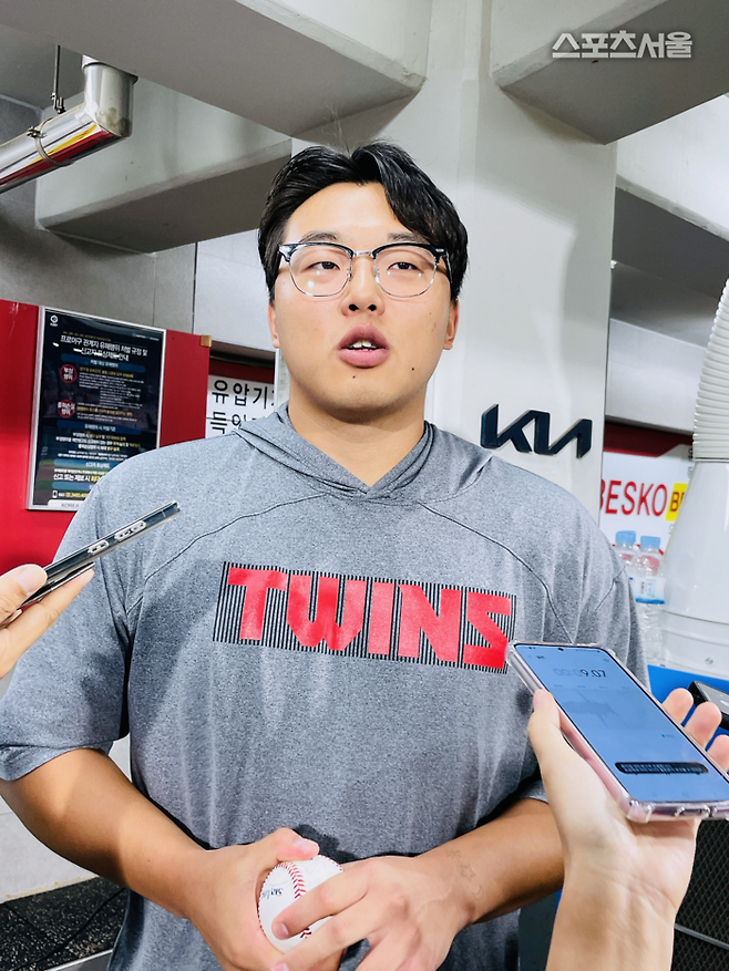 19일 KIA전에서 프로 첫 승을 기록한 이지강이 기념구를 손에 꼭 들고 취재진과 인터뷰를 하고 있다. 광주 | 황혜정기자. et16@sportsseoul.com