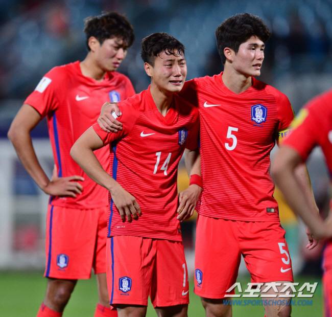 FIFA U-20 월드컵 대한민국 2017 16강전 포르투갈과 한국의 경기가 30일 오후 천안종합운동장에서 열렸다. 1대3으로 패배한 후 한국 백승호가 울음을 터뜨리고 있다.

천안=김경민 기자 kyungmin@sportschosun.com / 2017.05.30.