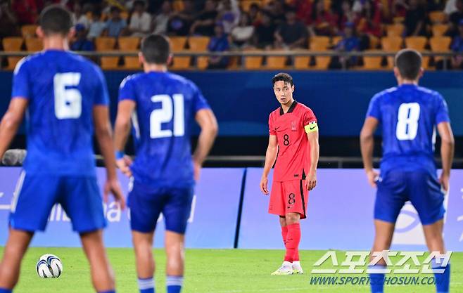 19일 오후 중국 진화스타디움에서 열린 항저우아시아게임 남자축구 조별예선 1차전 대한민국과 쿠웨이트의 경기. 프리킥을 준비하고 있는 백승호. 진화(중국)=송정헌 기자songs@sportschosun.com/2023.09.19/