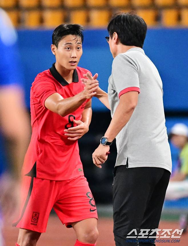 19일 오후 중국 진화스타디움에서 열린 항저우아시아게임 남자축구 조별예선 1차전 대한민국과 쿠웨이트의 경기. 후반 교체되는 백승호와 하이파이브를 나누고 있는 황선홍 감독. 진화(중국)=송정헌 기자songs@sportschosun.com/2023.09.19/