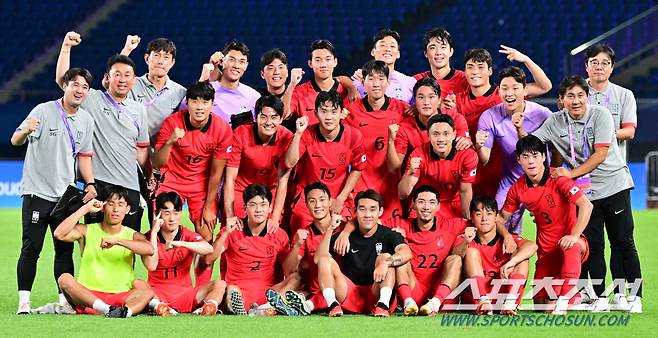19일 오후 중국 진화스타디움에서 열린 항저우아시아게임 남자축구 조별예선 1차전 대한민국과 쿠웨이트의 경기. 1차전을 승리한 대표팀 선수들이 기념포즈를 취하고 있다. 진화(중국)=송정헌 기자songs@sportschosun.com/2023.09.19/