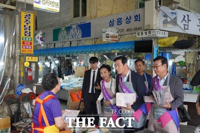 충남신용보증재단과 충남도의회 의원들이 추석 명절을 앞두고 공주 산성시장을 찾아 상인들과 소통의 시간을 가졌다. / 충남신보