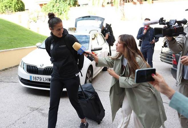 19일(현지시간) 스페인 마드리드의 한 호텔에 도착한 몬세라트 토메 스페인 여자 축구 국가대표팀 감독(사진 왼쪽) [이미지출처=로이터연합뉴스]