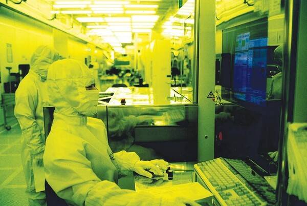 하이닉스반도체 연구원이 공정을 살펴보고 있다 (사진=SK하이닉스)