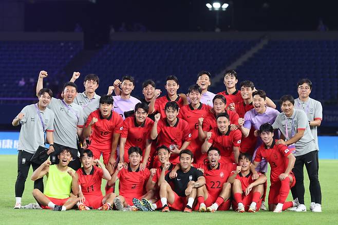 19일 오후 중국 저장성 진화시 스포츠 센터 스타디움에서 열린 2022 항저우 아시안게임 남자 축구 E조 조별리그 1차전 대한민국과 쿠웨이트의 경기에서 9대0으로 대승을 거둔 대한민국 선수들과 황선홍 감독이 파이팅을 외치고 있다./뉴스1