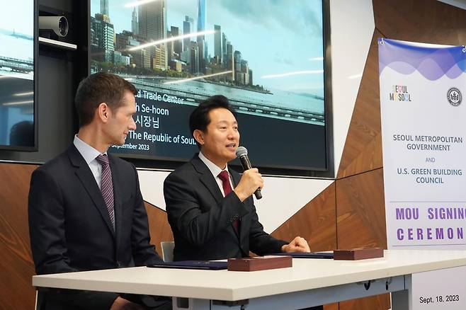 오세훈 서울시장이 18일(현지 시각) 미국 뉴욕 WTC 캠퍼스에서 열린 미국그린빌딩협회(USGBC)와의 '서울형 지역단위 도시개발 친환경·저탄소 평가인증체계(가칭 LEED ND SEOUL)' 개발을 위한 업무협약식에 참여했다. /연합뉴스