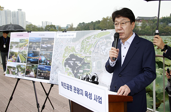 우범기 전주시장이 덕진공원 관광지 육성사업 계획을 발표하고 있다. [사진=전주시 ]