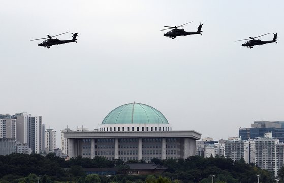 지난 4일 서울 상공에서 아파치 헬기가 국군의 날을 앞두고 훈련을 하고 있다. 연합뉴스