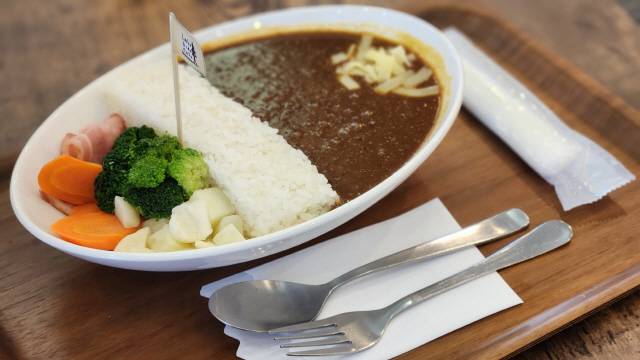 미야가세댐 정상에 위치한 식당에서 판매 중인 미야가세댐 방류 카레. 밥으로 지어진 벽에 꽂혀있는 소세지를 뽑으면 구멍을 통해 카레가 반대쪽으로 흘러 들어온다.&nbsp;