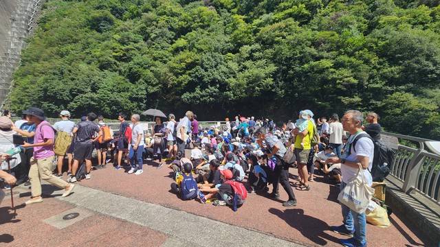 방류를 기다리는 관광객.