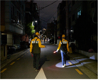 안심마을 보안관이 2인 1조로 심야시간 밤길안전 순찰을 하고 있다. |서울시 제공