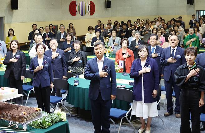 20일 오후 전북 전주시 덕진구 전북여성가족재단에서 열린 출범식에서 김관영 지사 등 참석자 250여 명이 국민 의례를 하고 있다. 전북도 제공