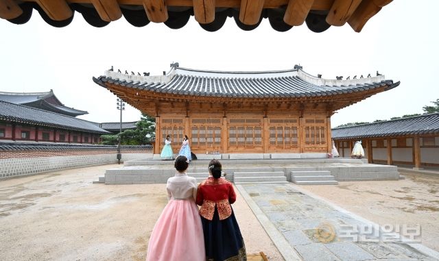 20일 서울 종로구 경복궁을 찾은 외국인 관광객들이 계조당 일원을 관람하고 있다.