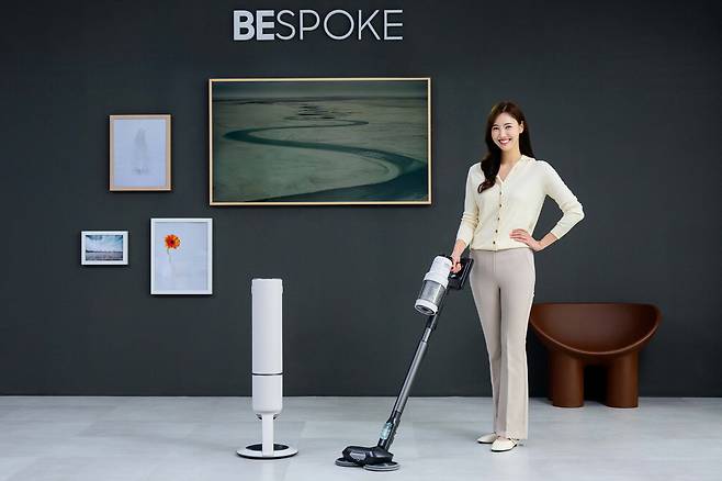 삼성전자가 55도 이상 고온수로 물걸레 청소를 할 수 있는 무선 스틱청소기 '비스포크 제트 AI' 신제품을 출시했다고 20일 밝혔다. 이번 신제품은 고온 세척 브러시로 물걸레 청소 성능을 강화한 게 특징이다. 삼성전자