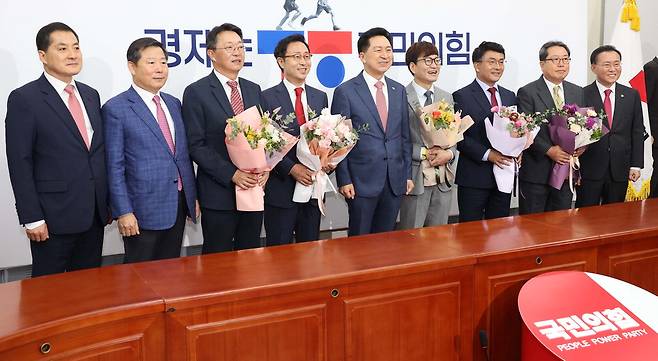 20일 국회에서 열린 국민의힘 입당식에서 지도부가 영입 인재들과 기념촬영을 하고 있다. 왼쪽부터 박대출 정책위의장, 이철규 사무총장, 김현준 전 국세청장, 박영춘 전 SK그룹 부사장, 김기현 대표, 개그맨 출신 김영민 씨, 고기철 전 제주경찰청장, 조광한 전 남양주시장. 한주형 기자