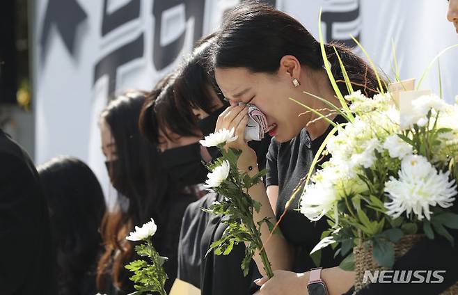 [서울=뉴시스] 김근수 기자 =지난 2일 오후 서울 영등포구 국회대로 앞에서 열린 50만 교원 총궐기 추모 집회에서 지난 7월 숨진 서이초 교사 대학·대학원 동기 동료들이 추도사 도중 눈물을 흘리고 있다. 2023.09.02. ks@newsis.com