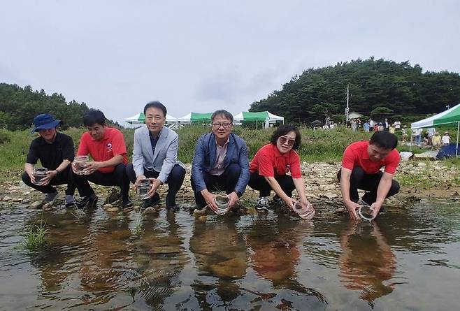 [부산=뉴시스] 허승 수과원 중앙내수면연구소장 (왼쪽 4번째)을 비롯한 참석자들이 감돌고기를 방류하고 있다. (사진=수과원 제공) *재판매 및 DB 금지