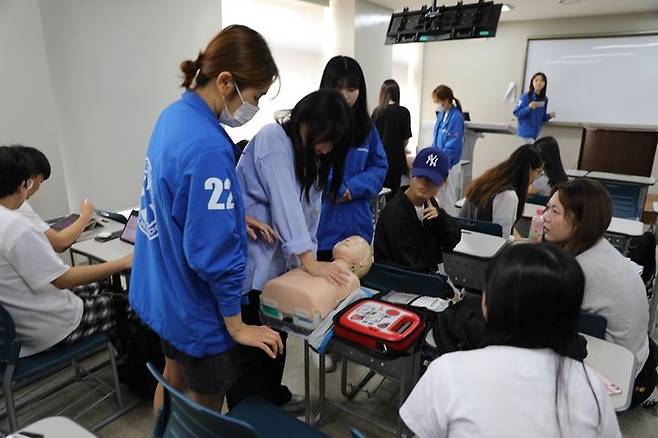 [뉴시스=천안]교육 봉사하는 남서울대 ‘학생의료교육봉사단’ 모습.(사진=남서울대학교) *재판매 및 DB 금지