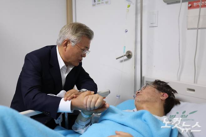 문재인 전 대통령이 19일 오후 서울 중랑구 녹색병원을 방문해 입원중인 이재명 더불어민주당 대표를 만나고 있다. 박종민 기자
