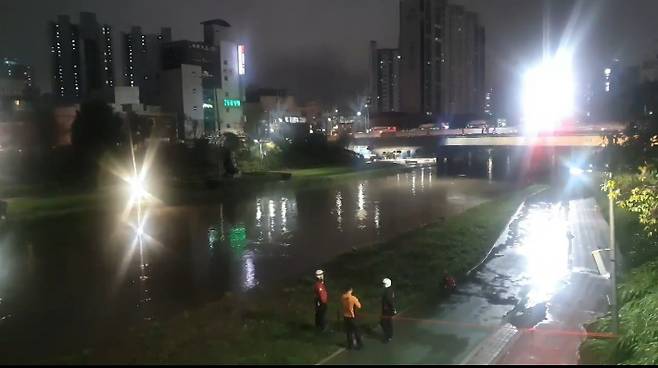 20일 부산에 많은 비가 내리면서 갑자기 불어난 온천천에 여성이 휩쓸려 실종됐다. 소방당국은 실종 여성을 찾고 있다. 부산소방재난본부 제공