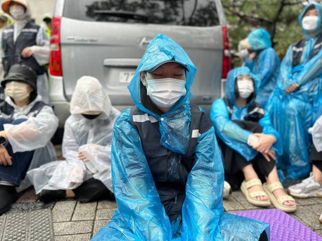 ▲9월 13일, 양천구청 앞에서 양천문화재단 소속 사서노동자들이 양천구청장 면담을 요청하고 있다.ⓒ이혜정