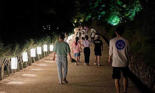 지난 2022년 도산서원 야간 특별 개장 현장을 찾은 관람객이 조명이 켜진 길을 따라 걷고 있다. 안동시 제공