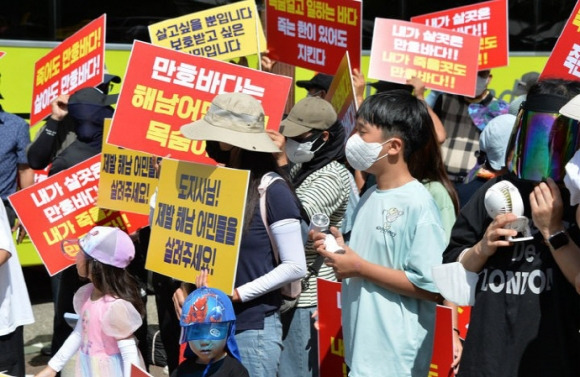 전국 최대 김 양식어장인 만호해역의 어업권 상실위기에 놓인 전남 해남군 어란마을 아이들이 부모와 함께 지난 18일 진도군체육관 앞에서 피켓시위를 하고 있다. 해남 뉴시스