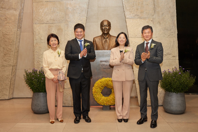 20일 서울 강남구 삼성동 아이파크타워에서 개최된 ‘제4회 포니정 영리더상’ 시상식에 정몽규(오른쪽) 포니정재단 이사장과 고(故) 정세영 HDC그룹(옛 현대산업개발) 명예회장의 부인 박영자(〃 네 번째) 씨가 참석한 가운데 수상자인 백민경(〃 두 번째) 서울대 교수와 윤효상 KAIST 교수가 함께 박수를 치고 있다. 사진 제공=HDC현대산업개발