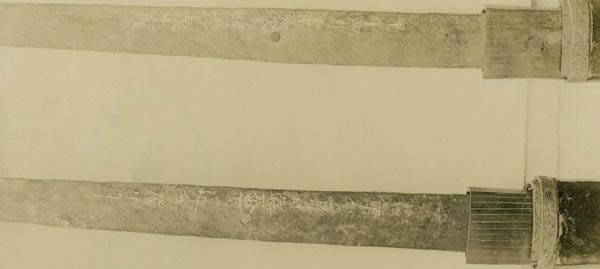 이순신 장검의 슴베 부분에는 “갑오년 4월에 태귀련과 이무생이 만들었다(甲午四月日造太貴連李茂生作)”는 글귀가 새겨져 있다. / 1928년 조선사편수회 유리원판 사진