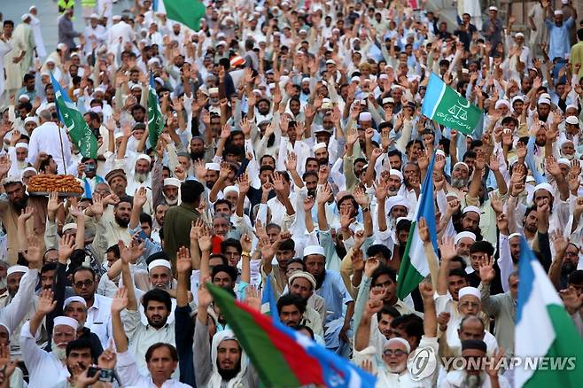 19일 인플레 항의시위 벌이는 파키스탄 페샤와르 주민들 [EPA 연합뉴스 자료사진. 재판매 및 DB 금지]