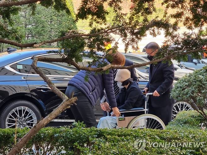 정경심 전 동양대 교수 (서울=연합뉴스) 황윤기 기자 = 자녀 입시 비리 혐의로 재판을 받는 정경심 전 동양대 교수가 지난 2022년 11월 18일 오전 재판을 마치고 휠체어에 탄 채 서울 서초구 서울법원종합청사를 빠져나가고 있다. 이날 검찰은 서울중앙지법 형사합의21-1부 심리로 열린 공판에서 징역 2년을 구형했다. [연합뉴스 자료사진]