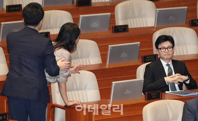 이재정 더불어민주당 의원이 21일 오후 서울 여의도 국회 본회의장에서 열린 제410회 국회 제8차 본회의에서 이재명 더불어민주당 대표에 대한 체포동의요청 이유설명을 마친 한동훈 법무부 장관에게 항의하고 있다. (사진=이데일리 노진환 기자)